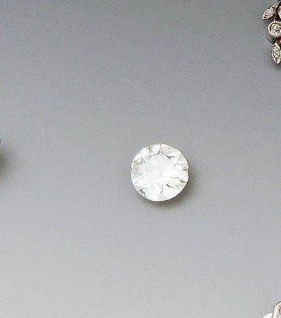 Diamant demi-taille sur papier, pesant 1,99...