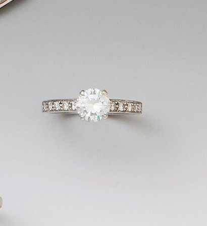 Bague en or gris 18K, ornée au centre d'un...