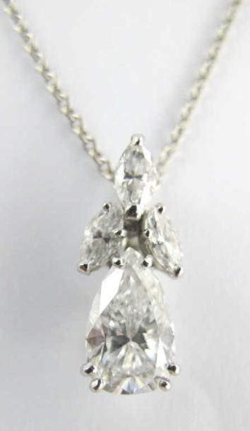 Collier articulé en or gris 18K, retenant...