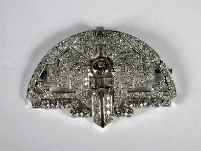 Broche plaque en or gris 18K et platine ajouré,...