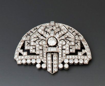 Broche plaque en or gris 18K et platine ajouré,...