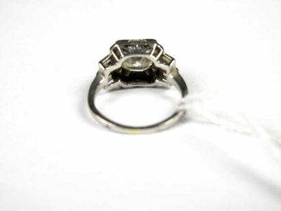 Bague en platine de forme géométrique, ornée...