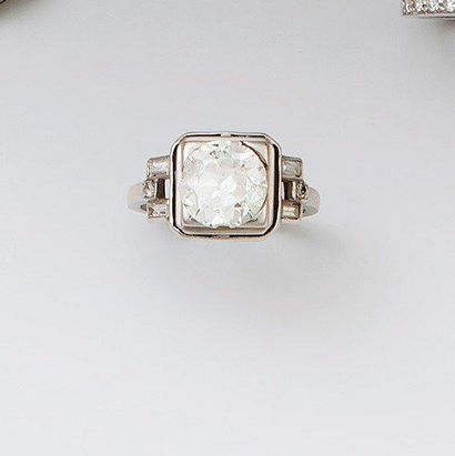 Bague en platine de forme géométrique, ornée...
