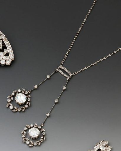 Collier négligé en or gris 18K, retenant...