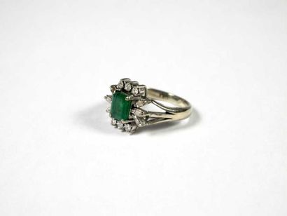 Bague en or gris 14K (585 millièmes), ornée...