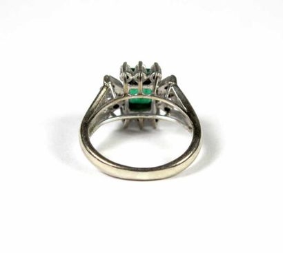 Bague en or gris 14K (585 millièmes), ornée...
