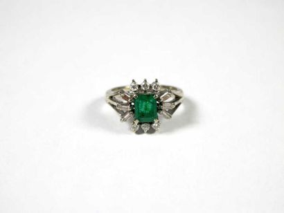 Bague en or gris 14K (585 millièmes), ornée...