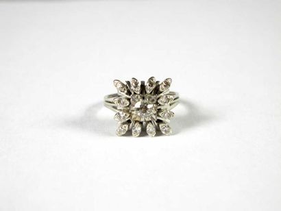 Bague en or gris 18K et platine, ornée au...