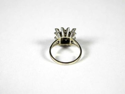 Bague en or gris 18K et platine, ornée au...
