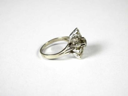 Bague en or gris 18K et platine, ornée au...