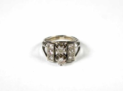 Bague en or gris 18K, ornée de huit diamants...