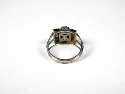 Bague en or gris 18K, ornée de huit diamants...