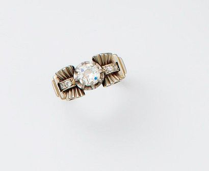 Bague en or gris 18K et platine, orné au...