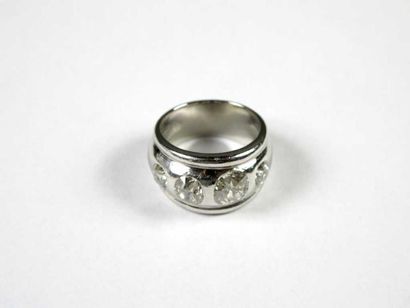 Bague en platine, ornée de quatre diamants...