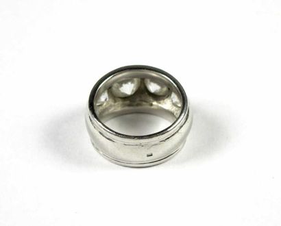 Bague en platine, ornée de quatre diamants...