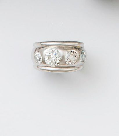 Bague en platine, ornée de quatre diamants...