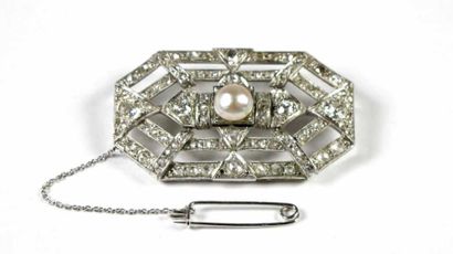 Broche plaque en or gris 18K et platine ajouré,...