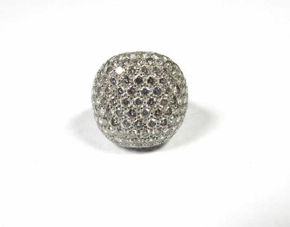 Bague en or gris 18K, de forme boule, ornée...