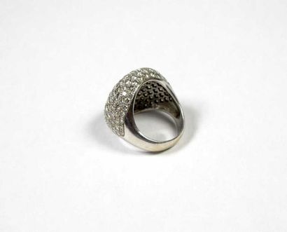 Bague en or gris 18K, de forme boule, ornée...
