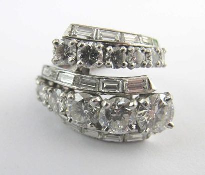Bague en or gris 18K et platine, à décor...