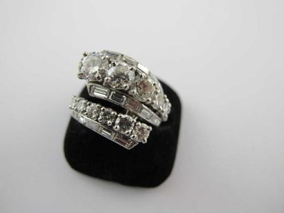 Bague en or gris 18K et platine, à décor...
