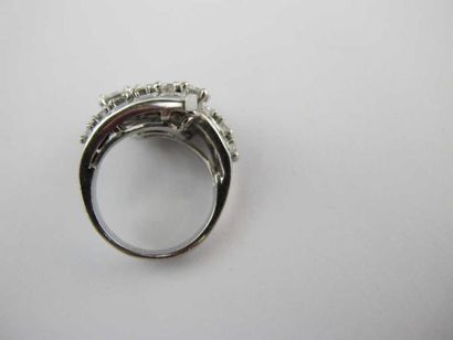 Bague en or gris 18K et platine, à décor...
