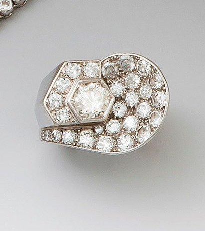 Bague mouvementée et géométrique en or gris...
