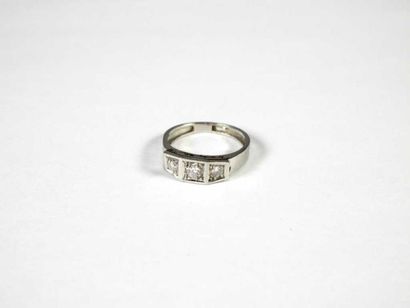 Bague en platine, ornée de trois diamants...