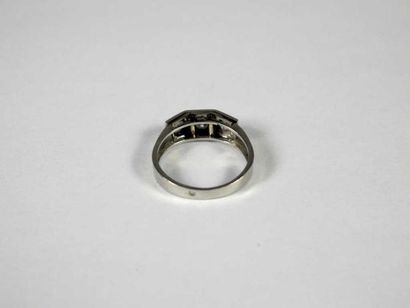 Bague en platine, ornée de trois diamants...