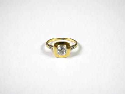 Bague en or jaune 18K, le chaton de forme...
