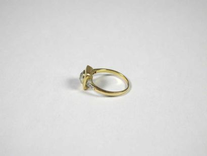 Bague en or jaune 18K, le chaton de forme...