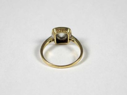 Bague en or jaune 18K, le chaton de forme...
