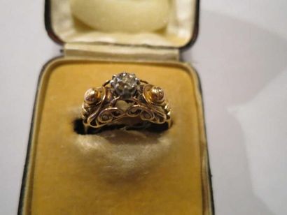 Bague en or jaune 18K ajouré à décor d'enroulement,...