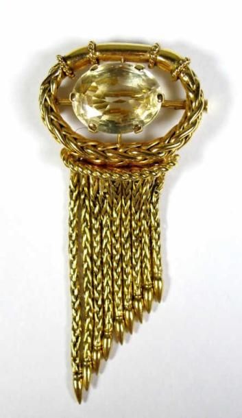 Broche en or jaune 18K ajouré, ornée au centre...