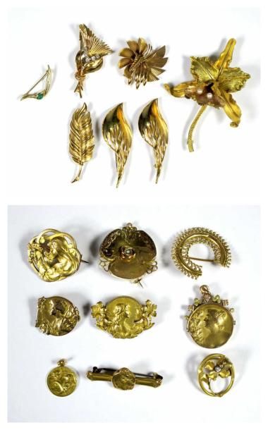 Lot de sept broches, à décor de fleurs ou...