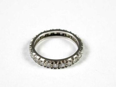 Alliance en or gris 18K et platine, entièrement...