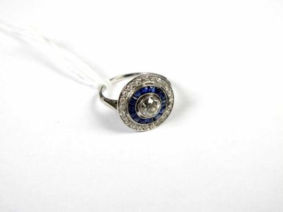 Bague en platine, ornée au centre d'un diamant...