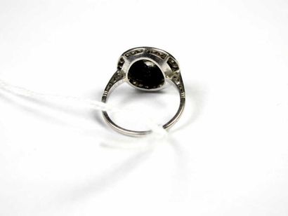 Bague en platine, ornée au centre d'un diamant...