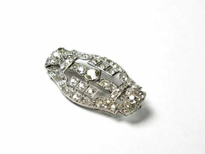 Broche plaque en or gris 18K ajouré, de forme...
