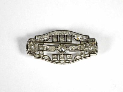 Broche plaque en or gris 18K ajouré, de forme...