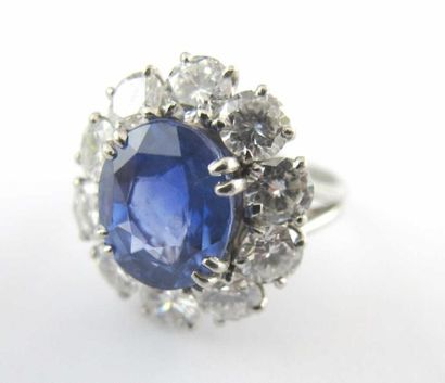 Bague en platine, ornée d'un saphir ovale...