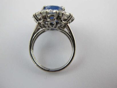 Bague en platine, ornée d'un saphir ovale...