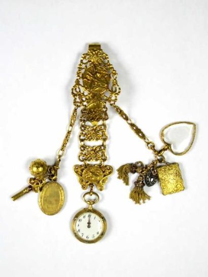 Châtelaine en or jaune 18K gravé, retenant...