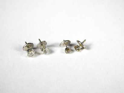 Deux paires de boucles d'oreilles en or gris...