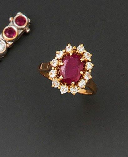 Bague en or jaune 18K, ornée au centre d'un...