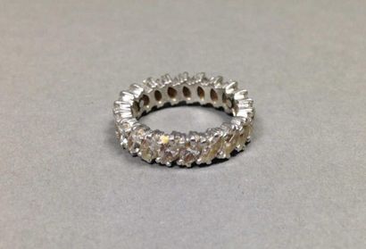 CARTIER Paris
Alliance en platine, entièrement...