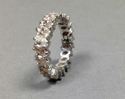 CARTIER Paris
Alliance en platine, entièrement...