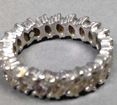 CARTIER Paris
Alliance en platine, entièrement...