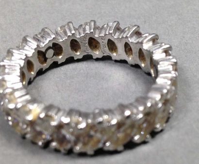CARTIER Paris
Alliance en platine, entièrement...