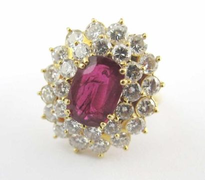 Bague en or jaune 18K, ornée au centre d'un...